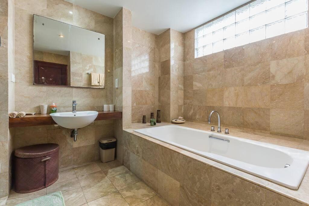 Quiet 2bd 2 Bath And Walk To Eat St * Seminyak (Bali)